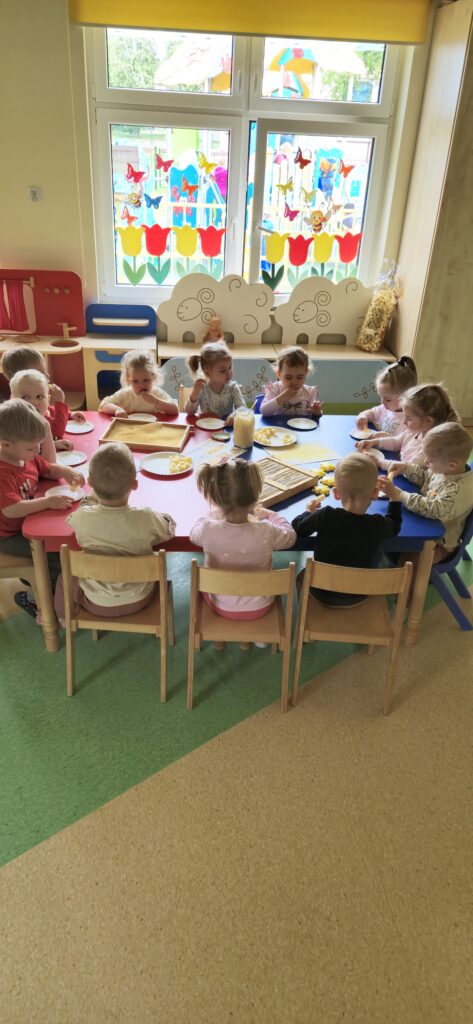 Kosztowanie miodu przez dzieci.