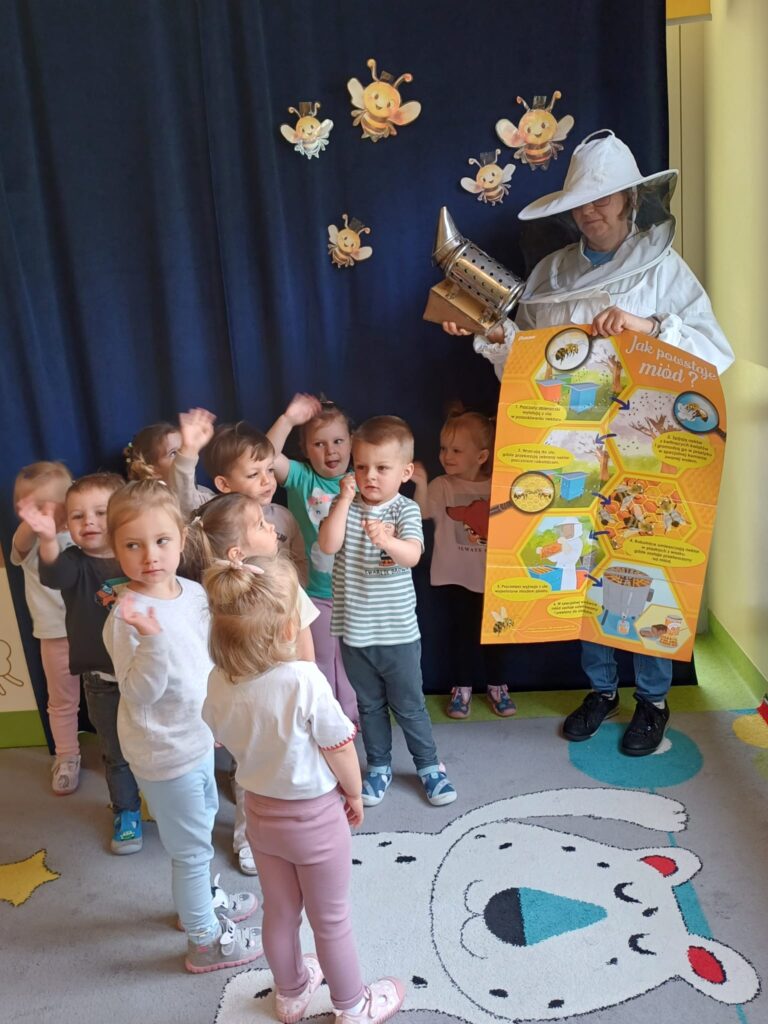 Oglądanie stroju pszczelarza.