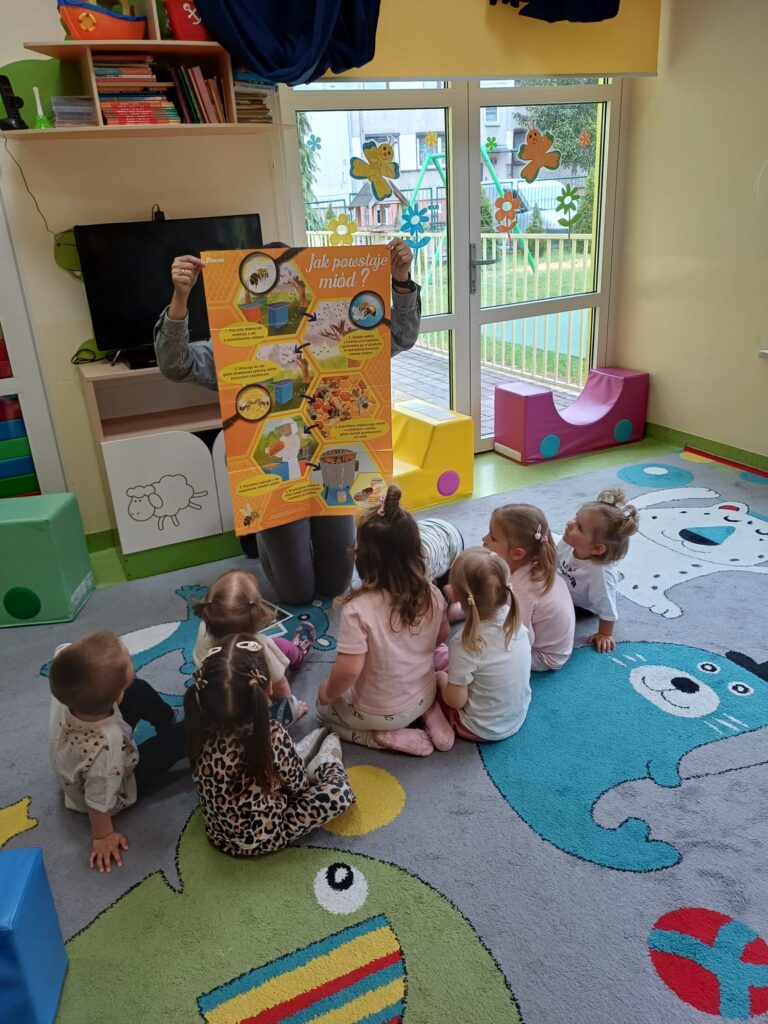 Zajęcia edukacyjne na dywanie.