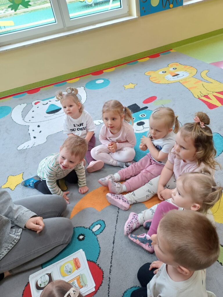 Zajęcia edukacyjne na dywanie.