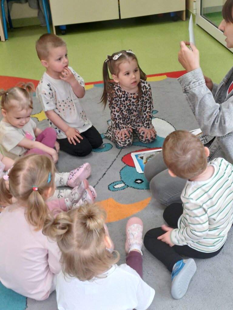 Zajęcia edukacyjne na dywanie.