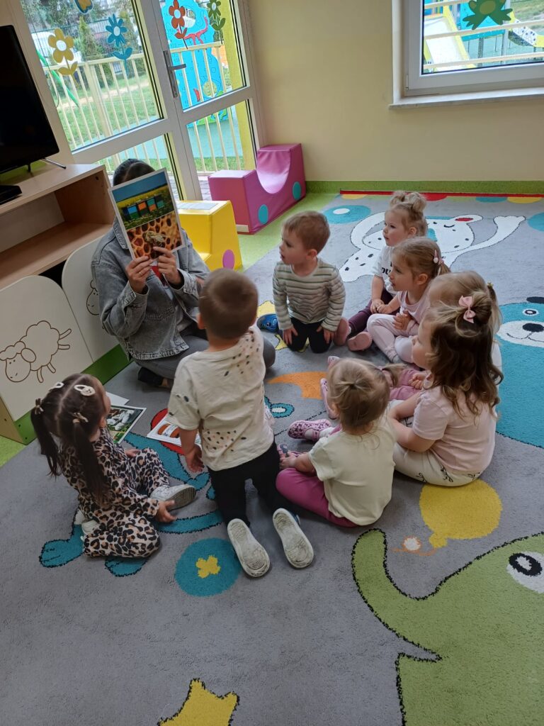 Zajęcia edukacyjne na dywanie.
