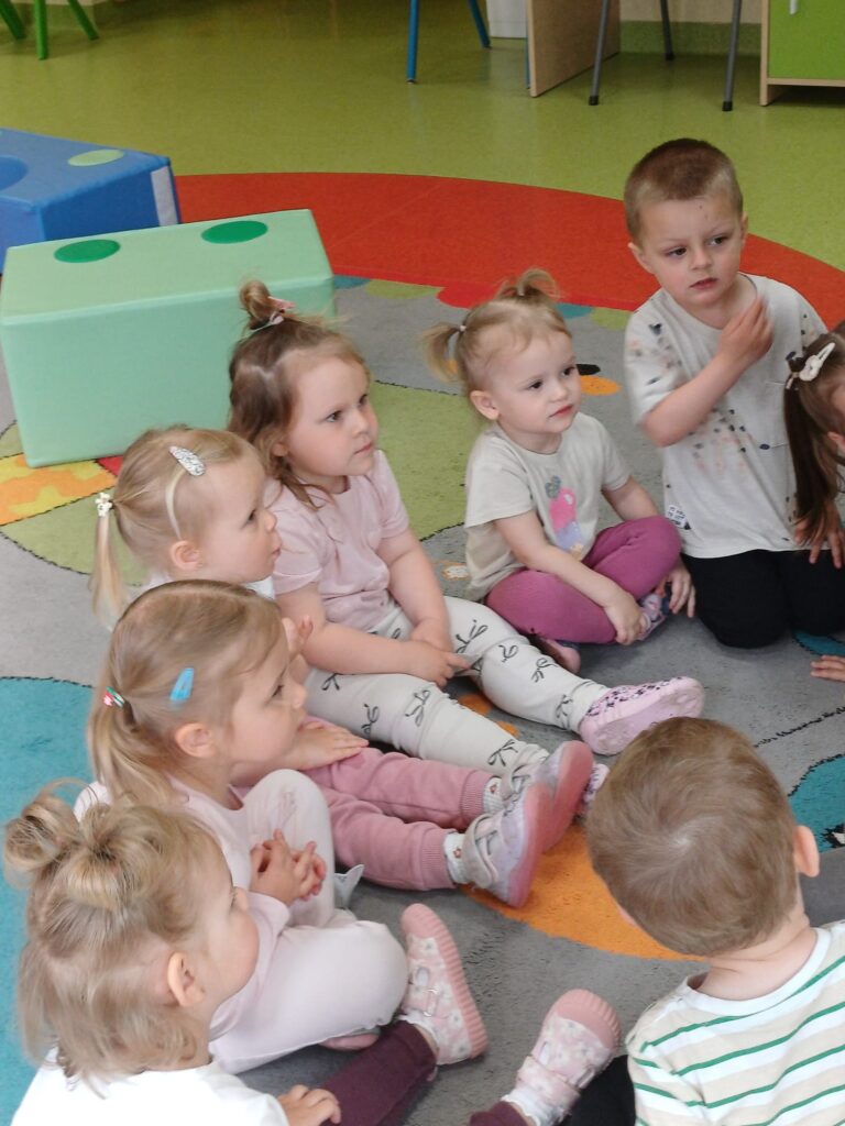 Zajęcia edukacyjne na dywanie.