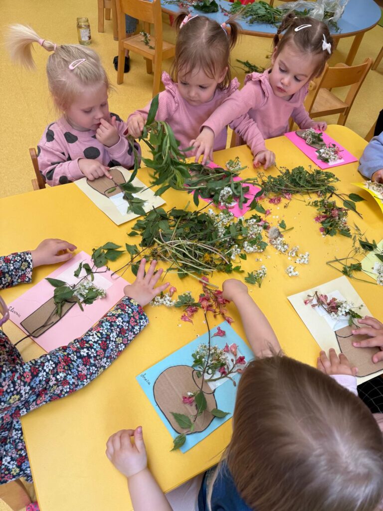 Dzieci wykonują pracę plastyczną.