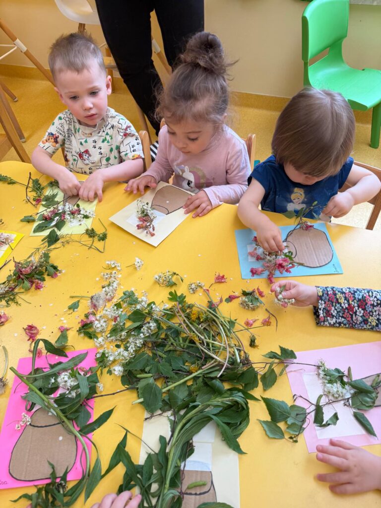 Dzieci wykonują pracę plastyczną.