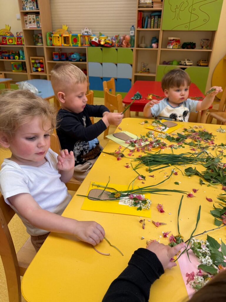 Dzieci wykonują pracę plastyczną.