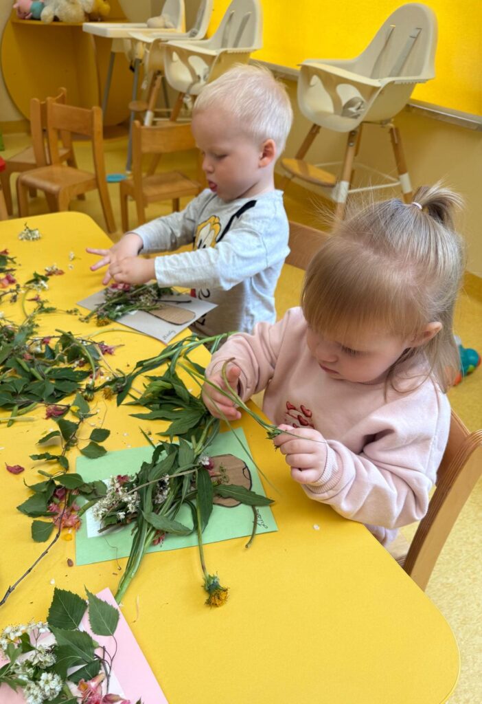 Dzieci wykonują pracę plastyczną.