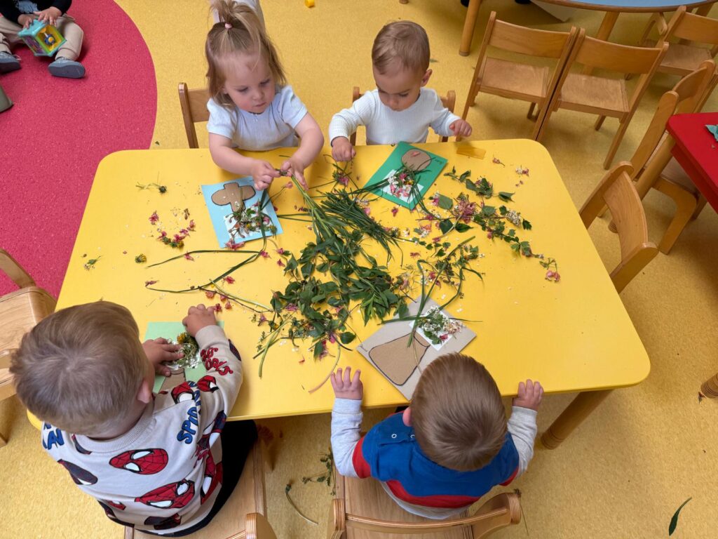 Dzieci wykonują pracę plastyczną.