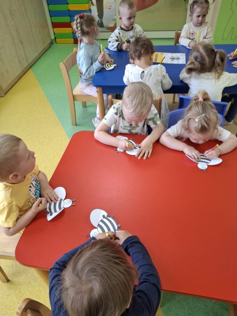 Dzieci wykonują pracę plastyczną.