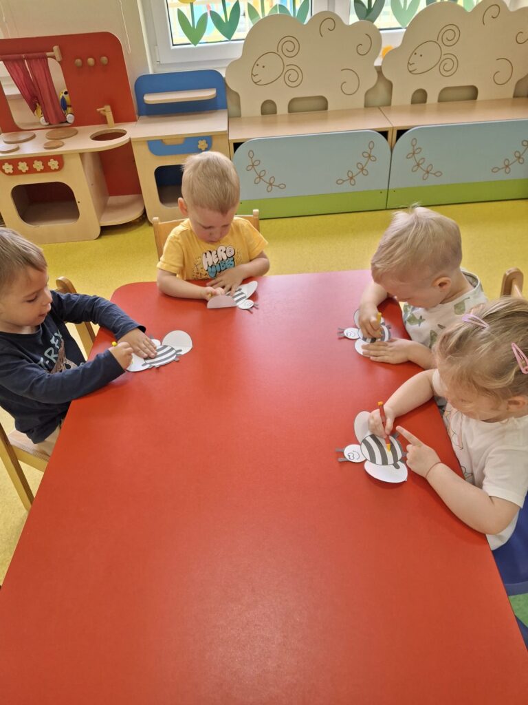 Dzieci wykonują pracę plastyczną.