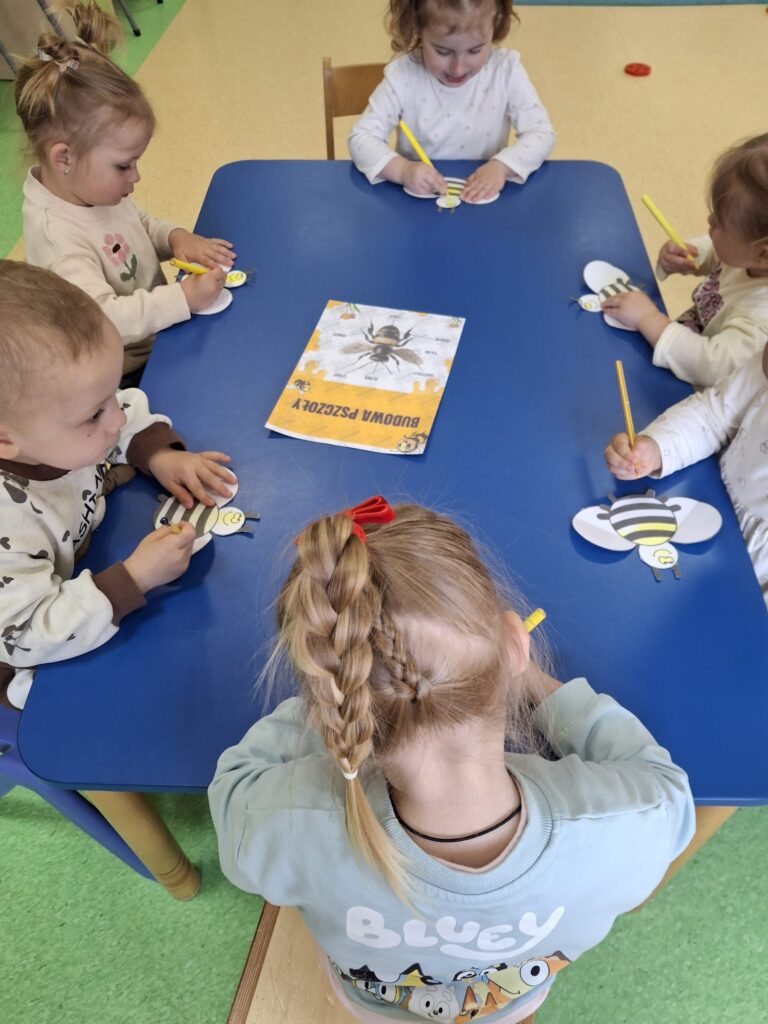 Dzieci wykonują pracę plastyczną.