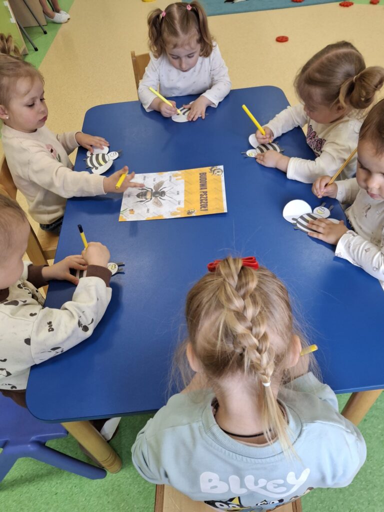 Dzieci wykonują pracę plastyczną.