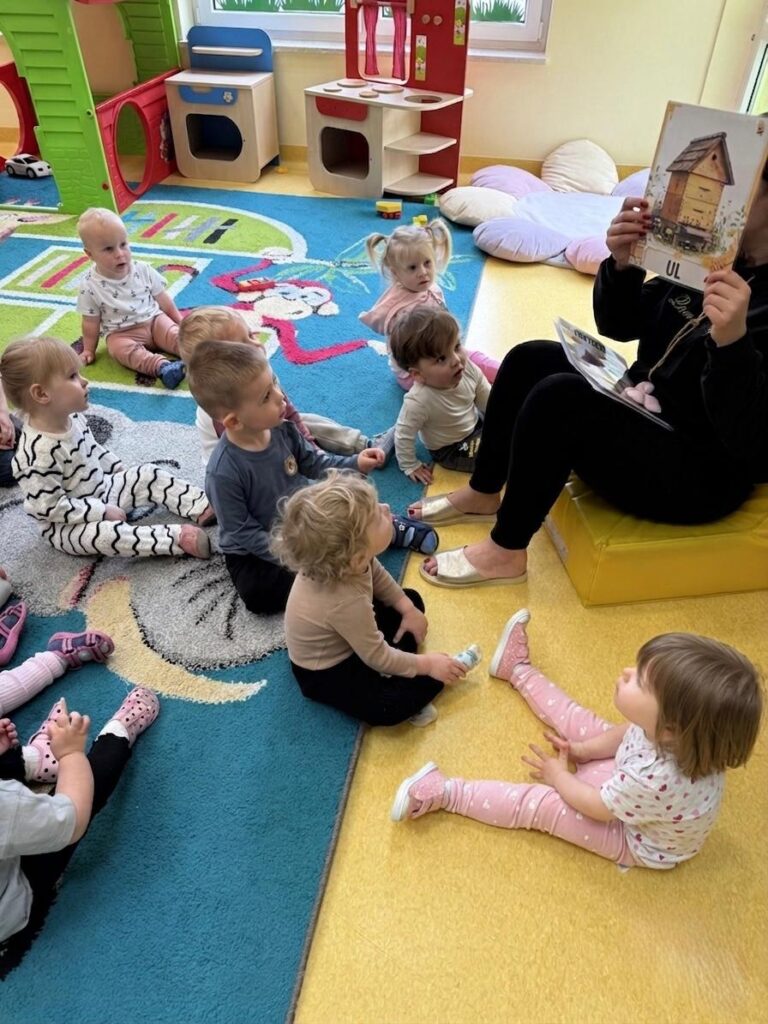 Pokazywanie przez opiekunkę kart obrazkowych.