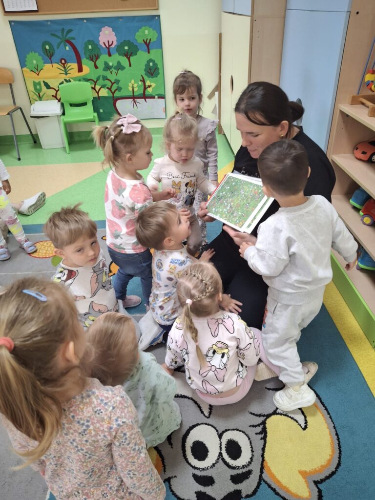 Pokazywanie kart obrazkowych przez opiekunkę.