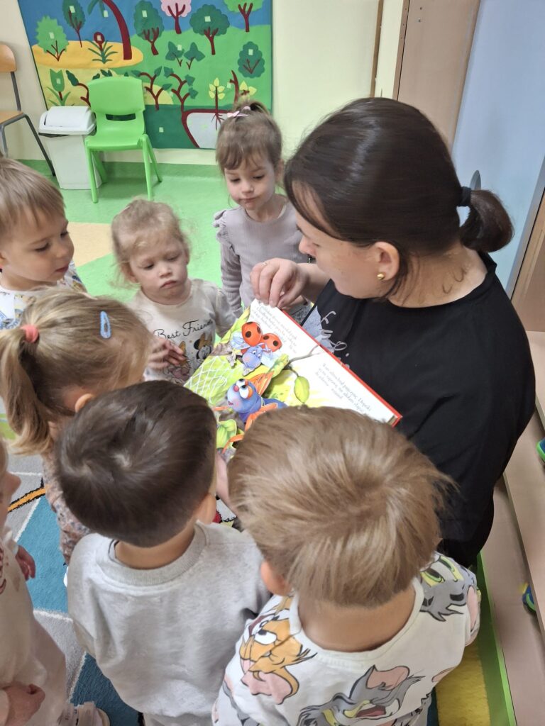 Pokazywanie kart obrazkowych przez opiekunkę.