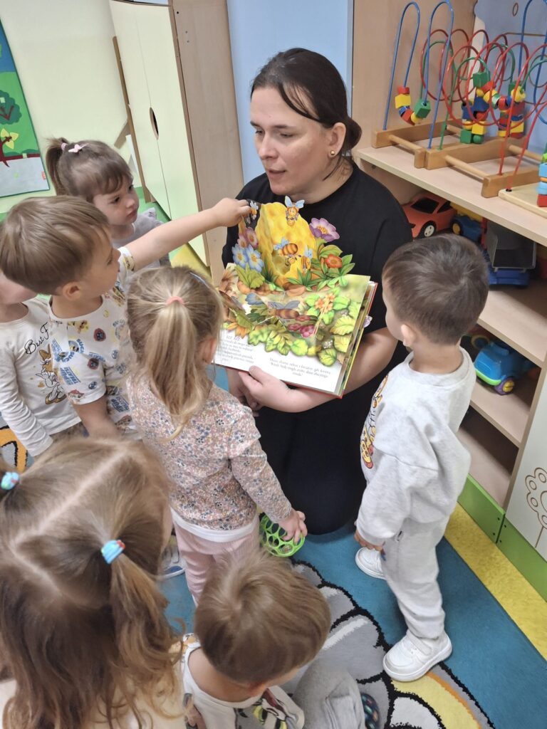 Pokazywanie kart obrazkowych przez opiekunkę.