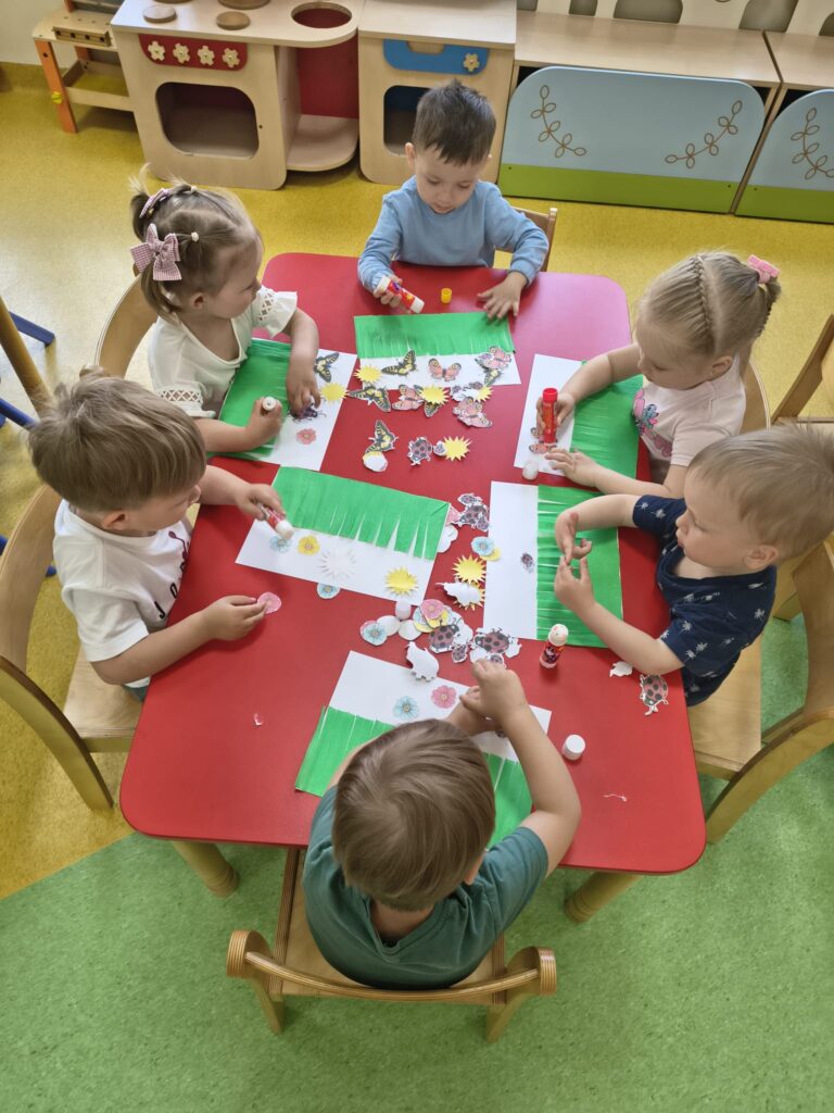 Dzieci wykonują pracę plastyczną.