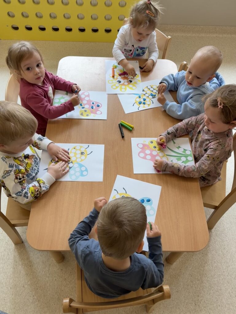 Praca plastyczna- wyklejanie plasteliną.