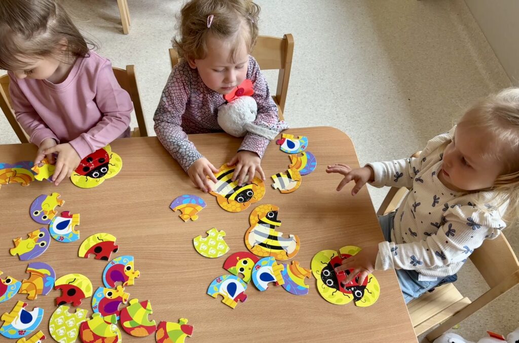 Dzieci układają puzzle.
