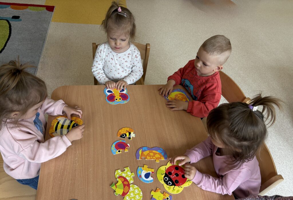 Dzieci układają puzzle.
