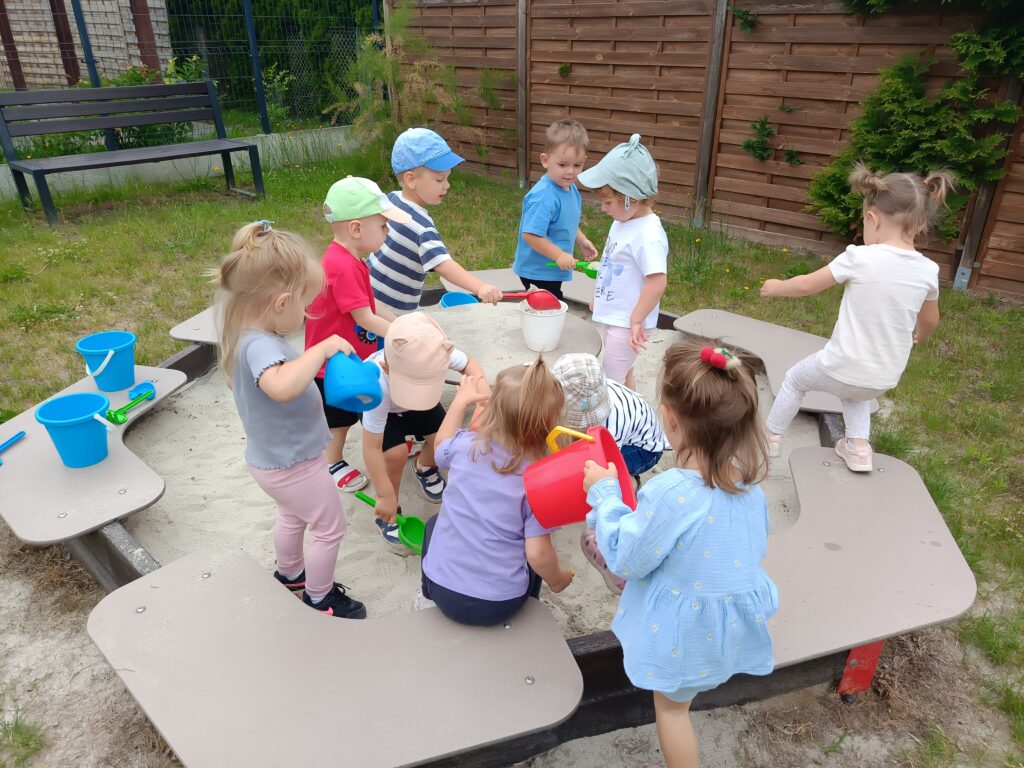 Dzieci bawią się w piaskownicy