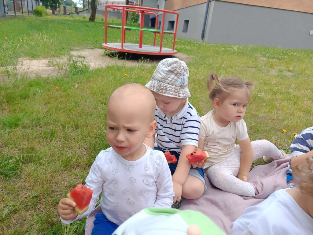 Dzieci jedzą arbuza.