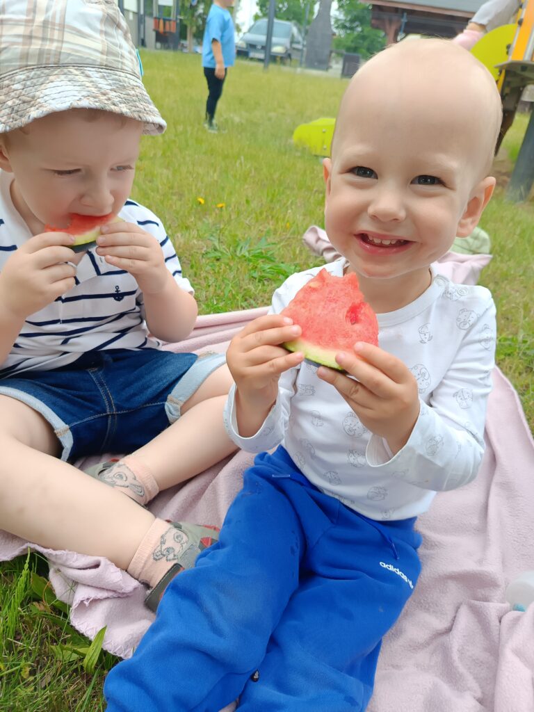 Dzieci jedzą arbuza na końcu.