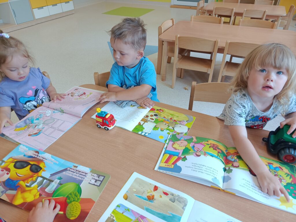 Dzieci oglądają książeczki.