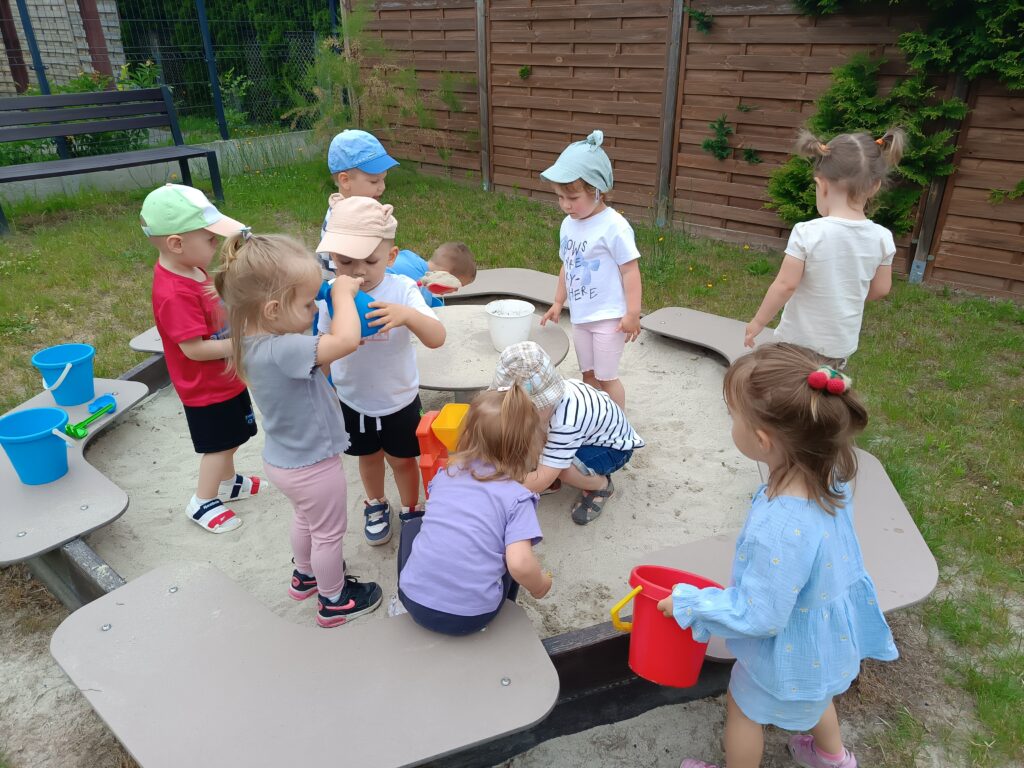 Dzieci bawią się w piaskownicy